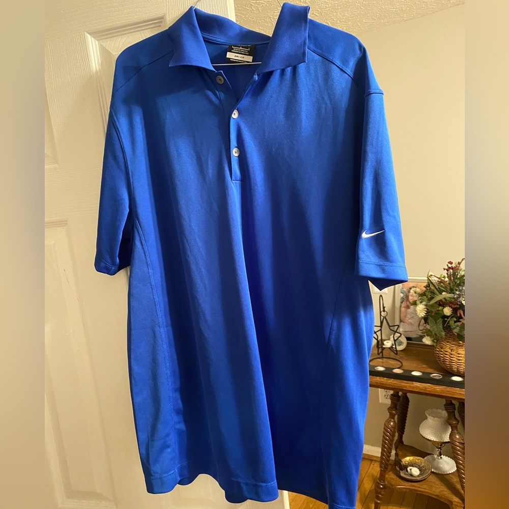 Men’s golf shirt.